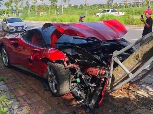 Clip: Thợ sửa chữa lái siêu xe Ferrari 488 húc đổ 2 cây xanh, nát đầu-1