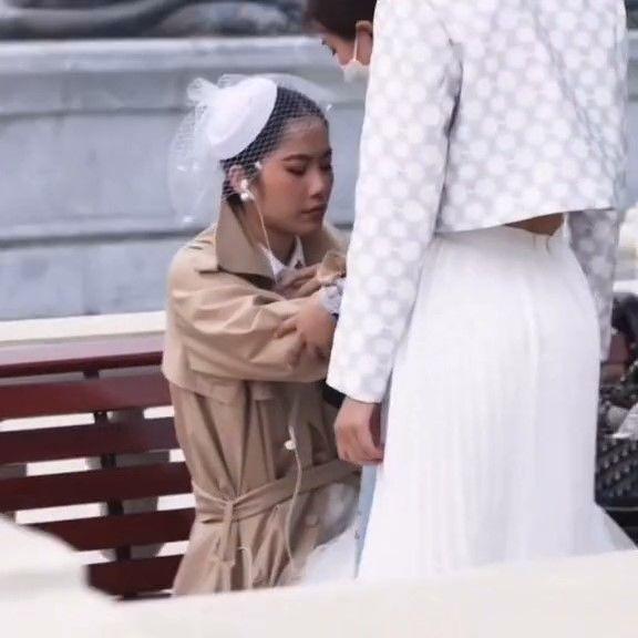 Nam Em loạng choạng bấu víu bạn thi Miss World vì lý do sức khỏe?-8