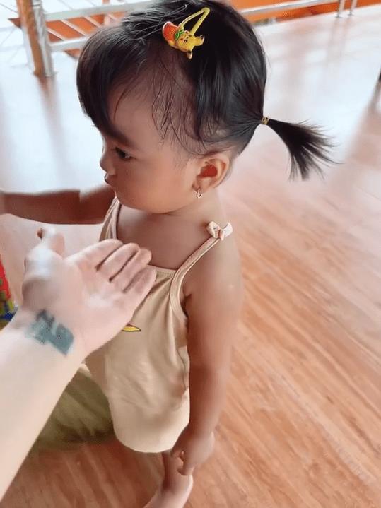 Con gái Mạc Văn Khoa làm việc nhà nhưng mặt không cảm xúc-2