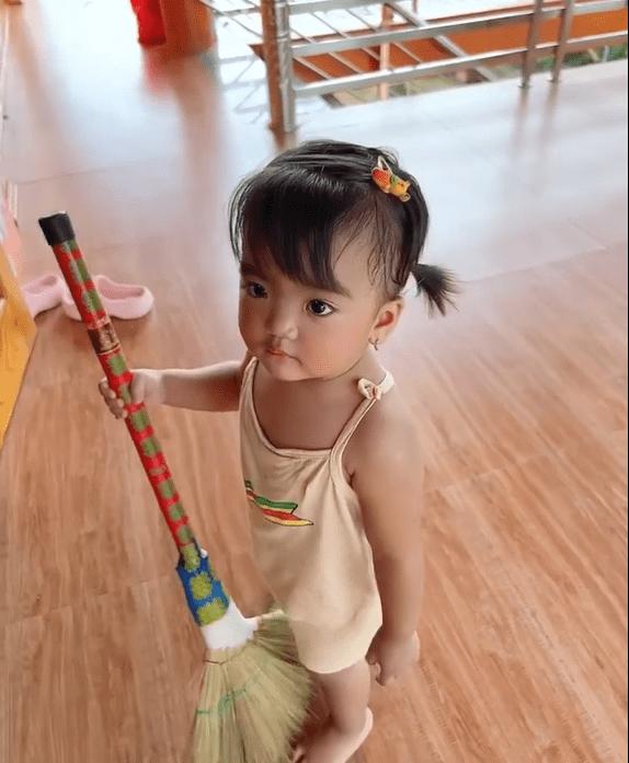 Con gái Mạc Văn Khoa làm việc nhà nhưng mặt không cảm xúc-3