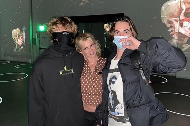 Britney Spears gặp vấn đề tâm lý khi liên tục đăng ảnh khỏa thân?-4