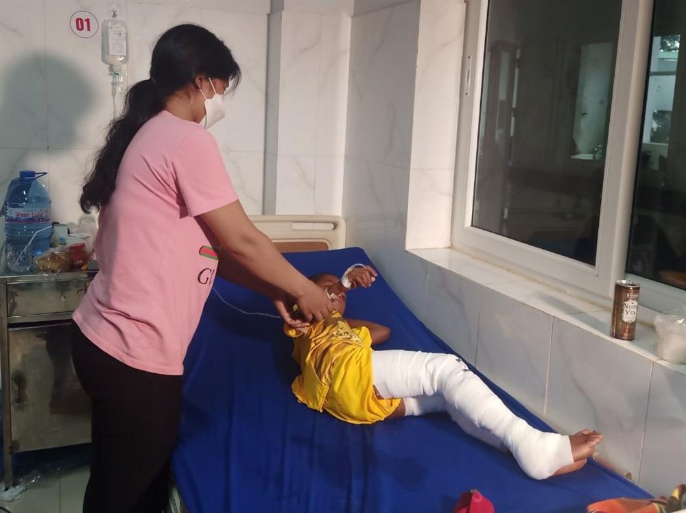Khởi tố đối tượng tẩm xăng đốt chân bé trai 8 tuổi ở Đắk Lắk-2
