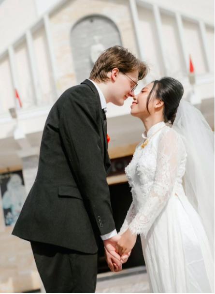 Tự nhận khuyết tật, cô gái Việt bé xíu vẫn khiến chàng Tây say đắm-4