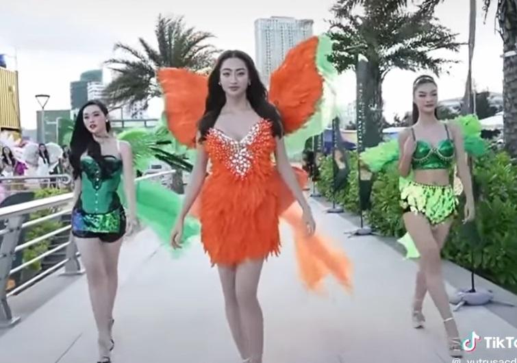 Thí sinh Miss World Vietnam 2022 mặc hở, uốn éo trên xe diễu hành-4