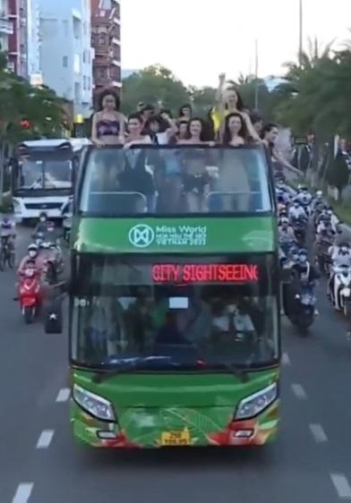 Thí sinh Miss World Vietnam 2022 mặc hở, uốn éo trên xe diễu hành-5