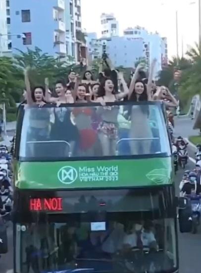 Thí sinh Miss World Vietnam 2022 mặc hở, uốn éo trên xe diễu hành-7