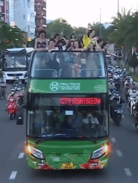 Thí sinh Miss World Vietnam 2022 mặc hở, uốn éo trên xe diễu hành-8