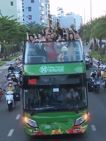 Thí sinh Miss World Vietnam 2022 mặc hở, uốn éo trên xe diễu hành-9