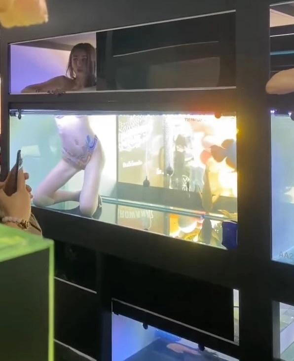 Cửa hàng để các cô gái mặc hở hang ngâm mình trong bể cá-2