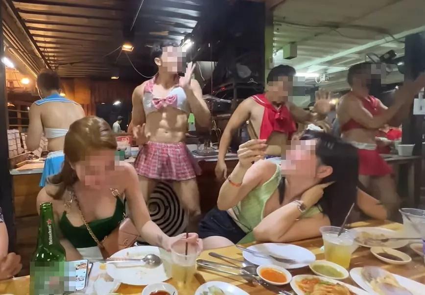 Cửa hàng để các cô gái mặc hở hang ngâm mình trong bể cá-8