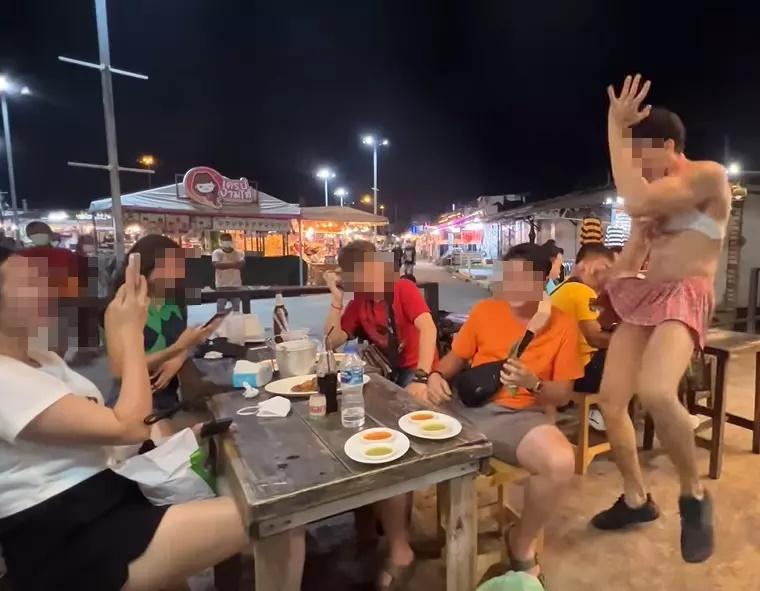 Cửa hàng để các cô gái mặc hở hang ngâm mình trong bể cá-9