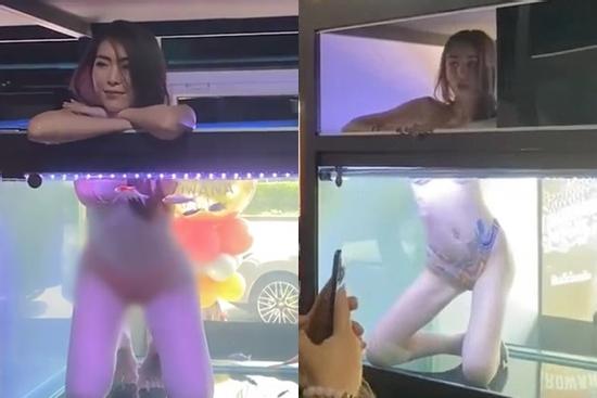 Cửa hàng để các cô gái mặc hở hang ngâm mình trong bể cá