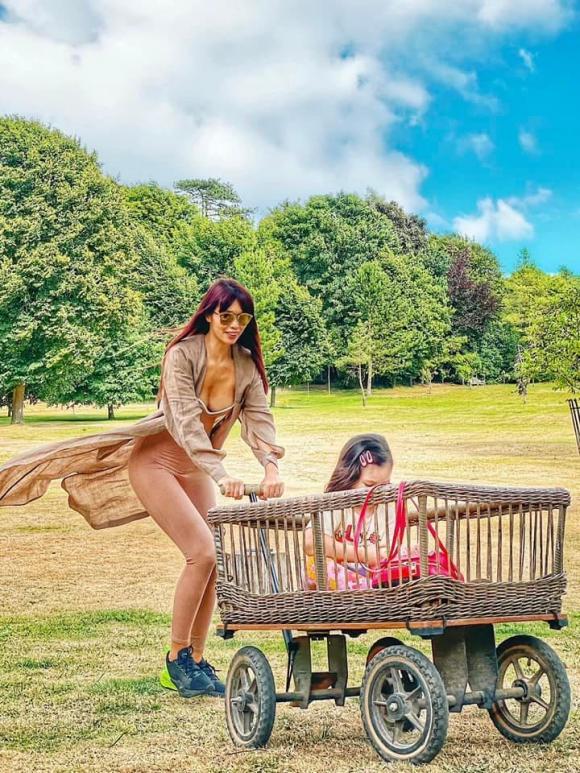 Hà Anh khoe vòng 1 tràn bờ đê đến ngộp thở ở quê chồng-6