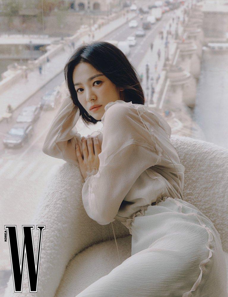 Mới đây, tạp chí W Korea đã đăng tải trọn bộ ảnh của Song Hye Kyo tại Paris với tiêu đề: 