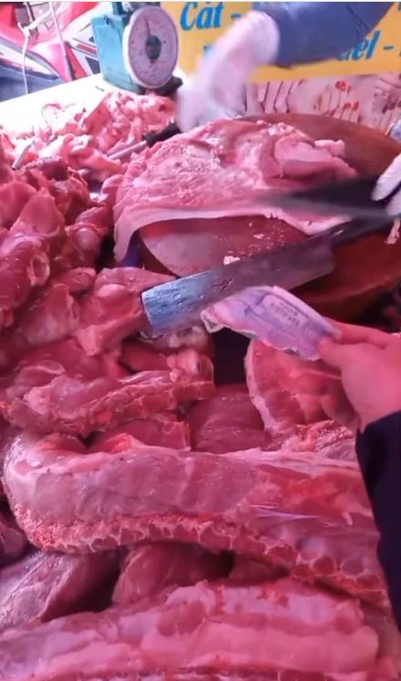 Cô nàng đi chợ mua 5k thịt, khẳng định 10k nấu được bữa cơm 5 người-2