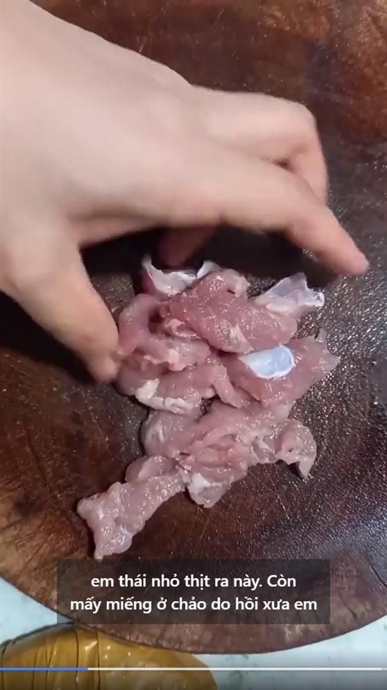 Cô nàng đi chợ mua 5k thịt, khẳng định 10k nấu được bữa cơm 5 người-3