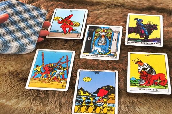 Bói bài Tarot - Bạn chính là người gánh chịu mọi thiệt thòi khi yêu?-1