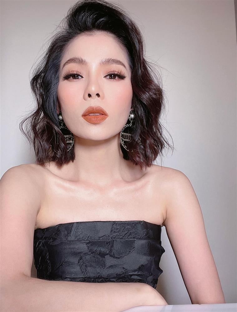 Hết xỏ guốc của mẹ, con trai Lệ Quyên để tóc dài như thiếu nữ-2