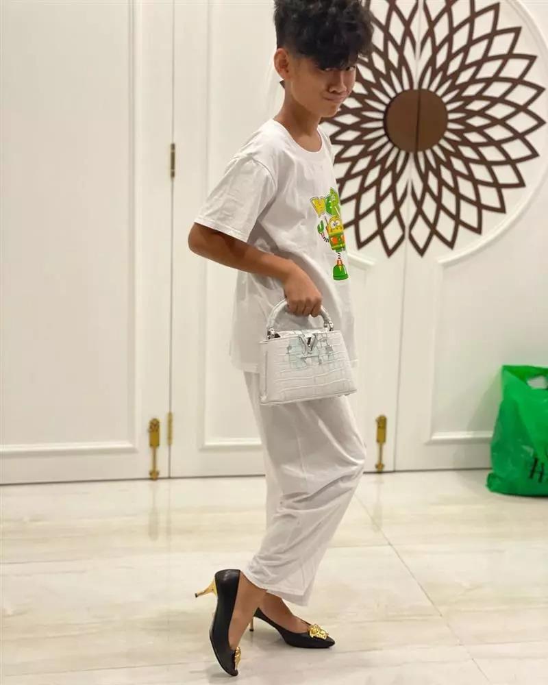 Hết xỏ guốc của mẹ, con trai Lệ Quyên để tóc dài như thiếu nữ-5