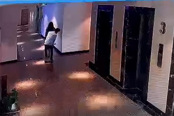 Người đàn ông quay lén phụ nữ ở sảnh thang máy tại Hà Nội?-1