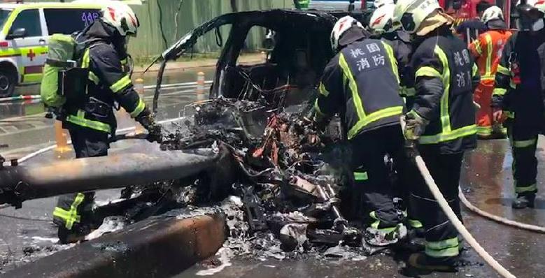 Lâm Chí Dĩnh máu me đầy mặt, siêu xe cháy thành phế thải-7