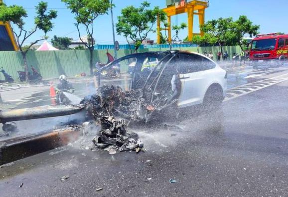 Lâm Chí Dĩnh máu me đầy mặt, siêu xe cháy thành phế thải-5