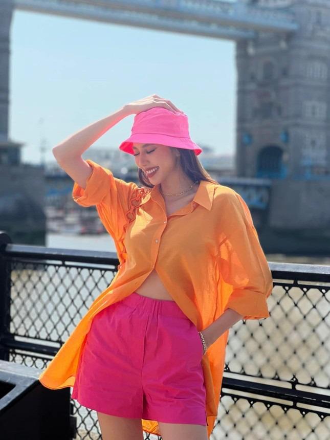 Hương Giang, Thùy Tiên mặc style lạnh bụng phô vòng 2 ở châu Âu-4