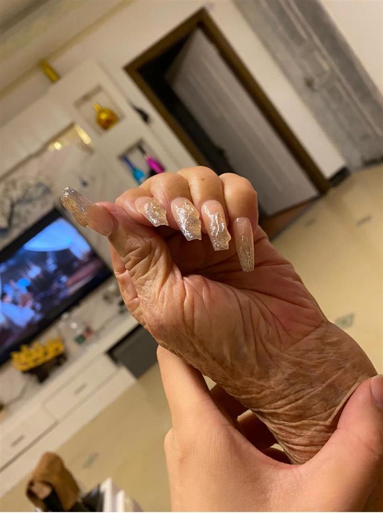 Bà ngoại đam mê làm nail, ông chiều bà đến gen Z cũng chỉ biết ước-3