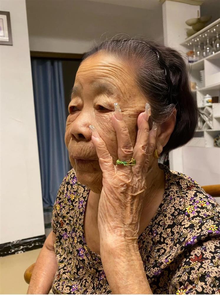 Bà ngoại đam mê làm nail, ông chiều bà đến gen Z cũng chỉ biết ước-4