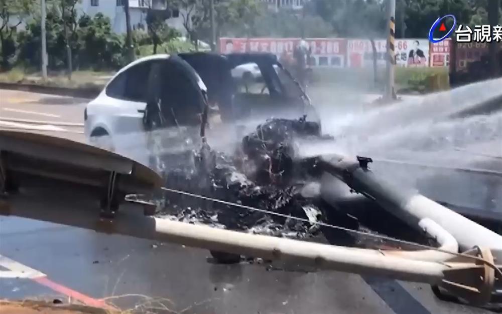 Lâm Chí Dĩnh máu me đầy mặt, siêu xe cháy thành phế thải-6