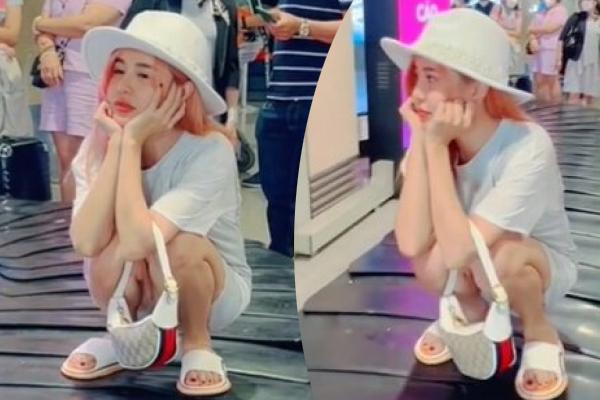 Xác minh nữ hành khách ngồi trên băng chuyền chờ hành lý ở sân bay-2