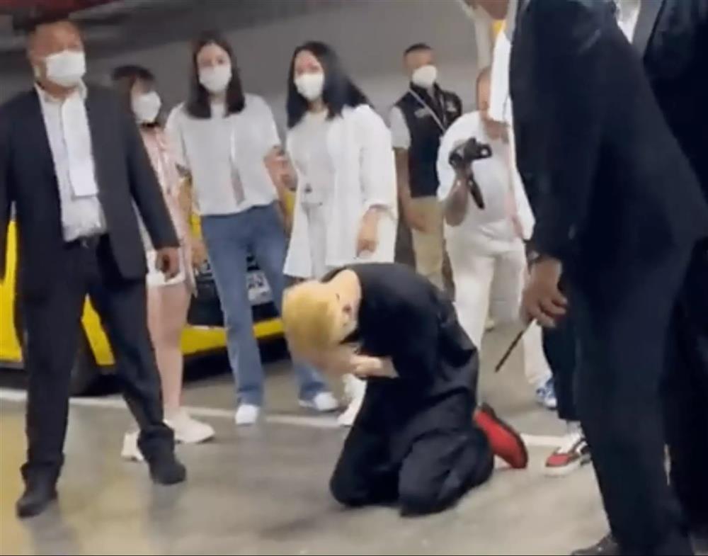 Jackson (GOT7) quỳ gối trước fan Thái gây tranh cãi-2