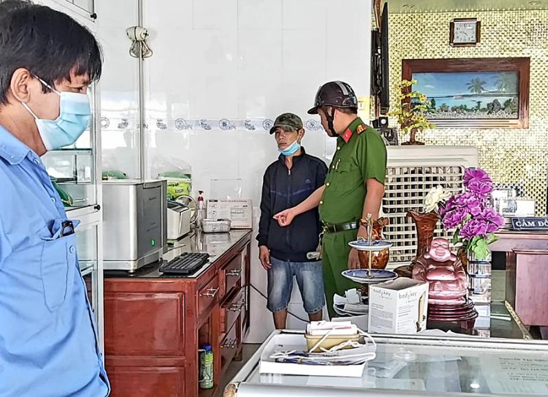 Mang cục đất vào hàng vàng, ép chủ tiệm mua-1