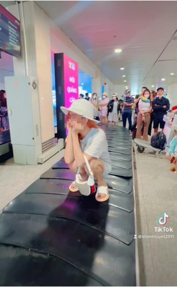 Lại thêm một nữ tiktoker thả dáng trên băng chuyền hành lý-2