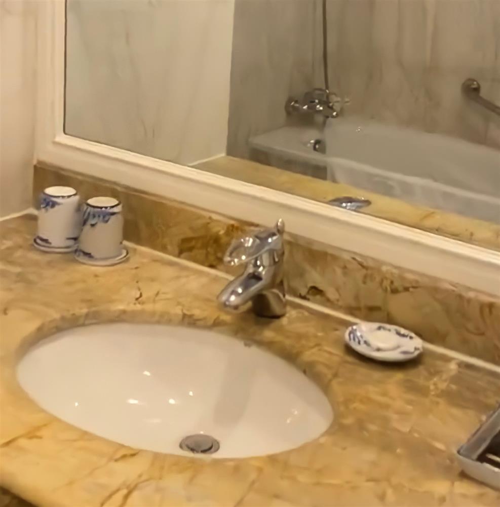 Hí hửng đi du lịch khách sạn 4 sao, đồ dùng trong phòng sao... sợ lắm-6