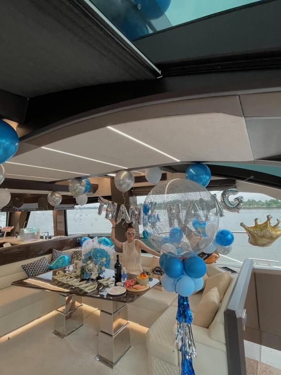 Vừa xây biệt thự chục tỷ, Thanh Hằng tổ chức sinh nhật trên du thuyền-7