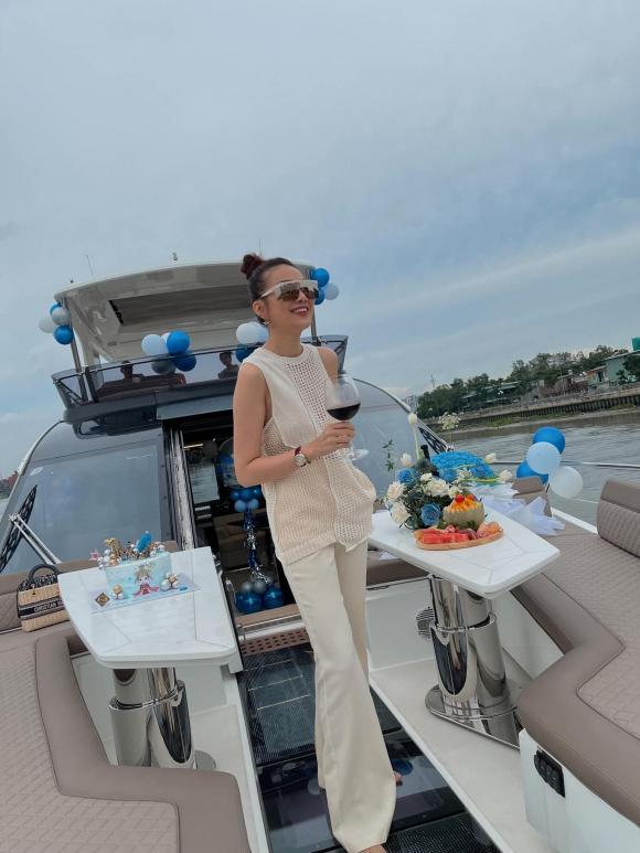 Vừa xây biệt thự chục tỷ, Thanh Hằng tổ chức sinh nhật trên du thuyền-4