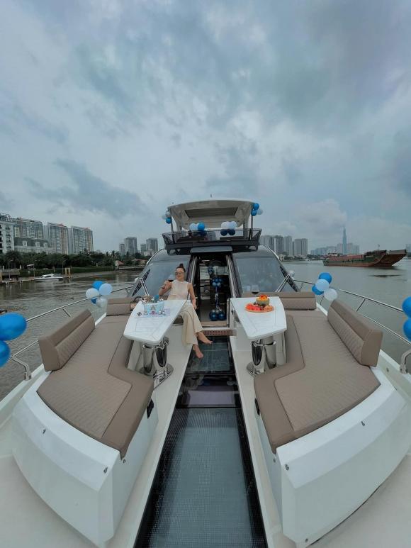 Vừa xây biệt thự chục tỷ, Thanh Hằng tổ chức sinh nhật trên du thuyền-5