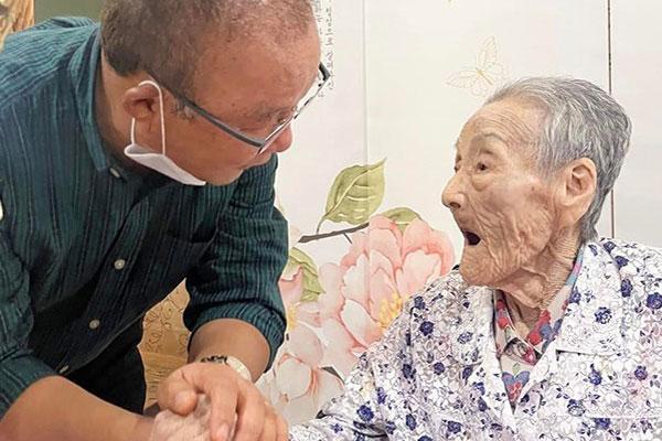 Lan truyền ảnh HLV Gong Oh Kyun tỏ rõ thái độ khi gặp thầy Park-5