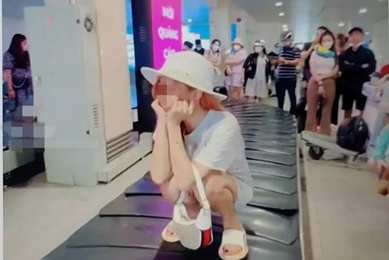 Phẫn nộ trước phản ứng của nữ TikToker ngồi trên băng chuyền hành lý
