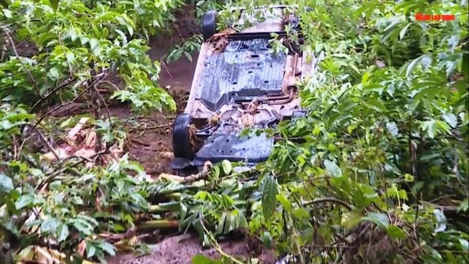 Kinh hoàng nước lũ cuồn cuộn cuốn phăng ôtô, xe máy ở Lâm Đồng-1