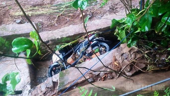 Kinh hoàng nước lũ cuồn cuộn cuốn phăng ôtô, xe máy ở Lâm Đồng-2