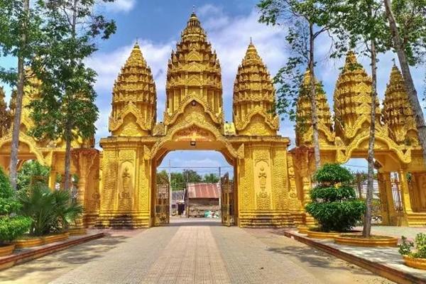 Ngôi chùa có hồ sen mọc lên từ hố bom, lá sen khổng lồ đỡ cả người-7