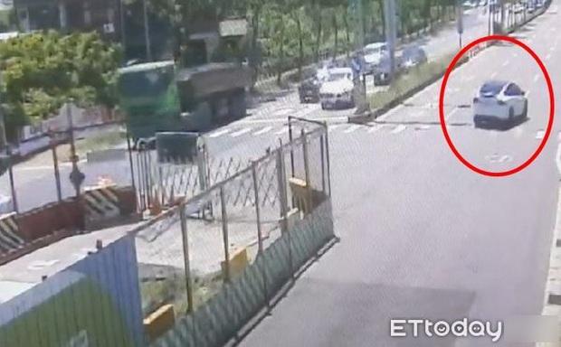 Toàn cảnh vụ Lâm Chí Dĩnh và con trai gặp tai nạn-4