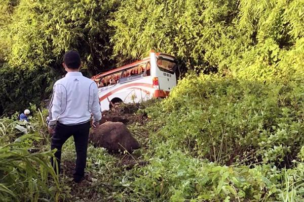 Xe khách chở nhiều trẻ em và phụ nữ lao xuống đèo-1