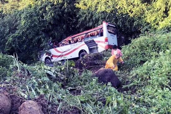 Xe khách chở nhiều trẻ em và phụ nữ lao xuống đèo