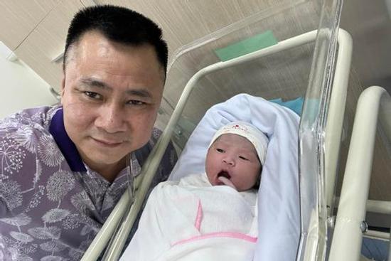 Nghệ sĩ Tự Long đón con thứ ba chào đời