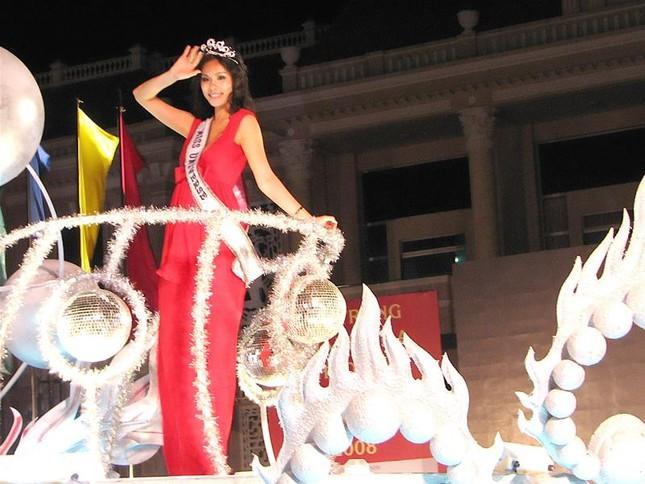 Miss Universe diễu hành biển có phản cảm như Miss World Vietnam?-4