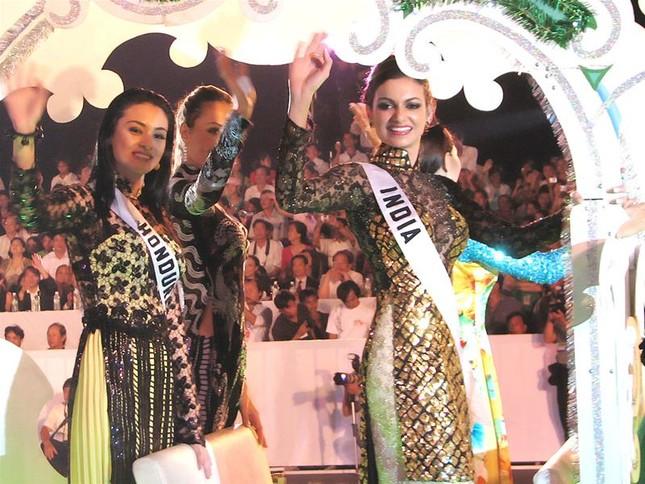Miss Universe diễu hành biển có phản cảm như Miss World Vietnam?-5