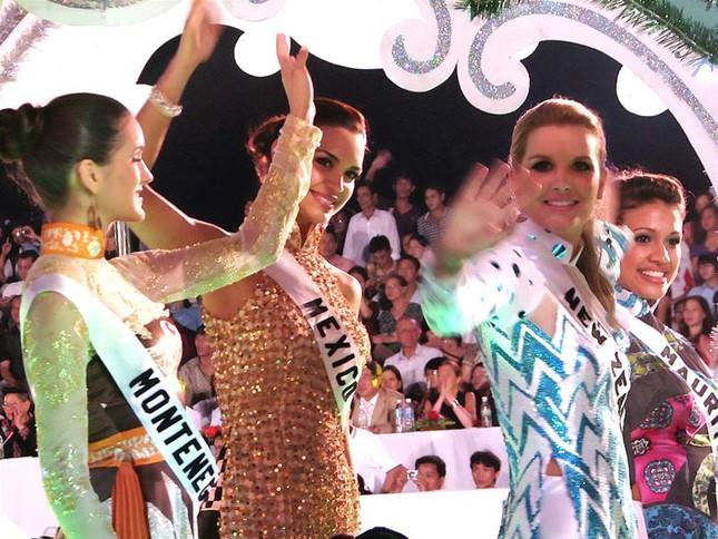 Miss Universe diễu hành biển có phản cảm như Miss World Vietnam?-6